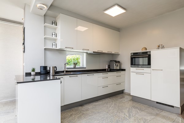 Foto - Te koop: Ruime gemoderniseerde instapklare hoekwoning met veel woonoppervlakte en tuin in de wijk Pronsebroek te Heerlen